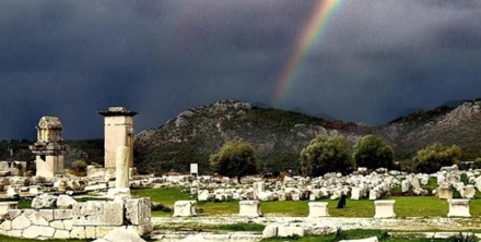 Arkeoloji Bölümü öğretim üyeleri başkanlığında sürdürülen Knidos, Anemurium, Iasos, Herakleia-Latmos, Ksanthos-Letoon ve Gökhöyük'teki Arkeolojik çalışmalar bir çok alanda titizlikle yürütülmektedir.